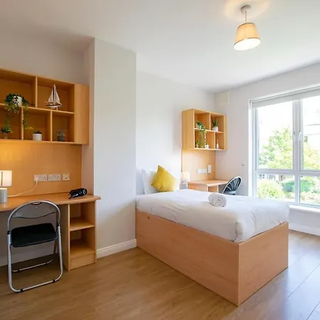 Bright & Spacious *